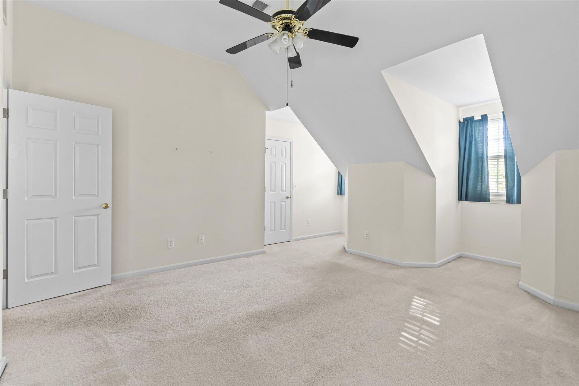 1391 Lakecrest Court Photo 24