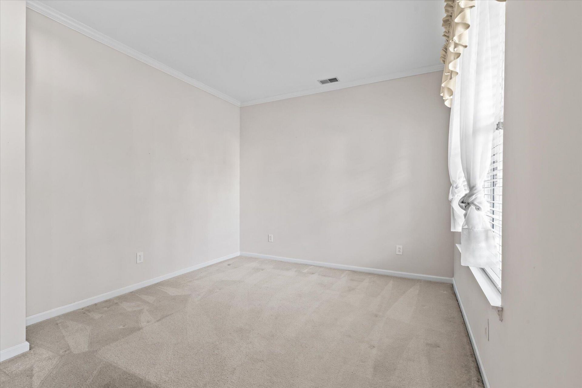 1391 Lakecrest Court Photo 7