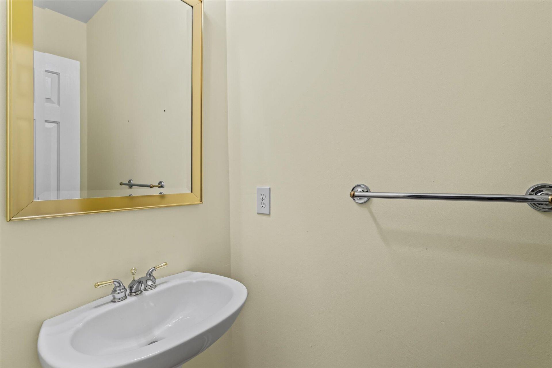 1391 Lakecrest Court Photo 8
