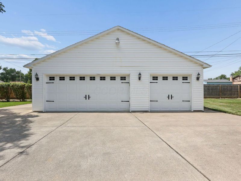 387 Maple Drive , Columbus, OH 43228 Photo 32