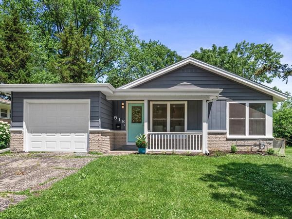 918 W Moreland BOULEVARD, Waukesha, WI 53188