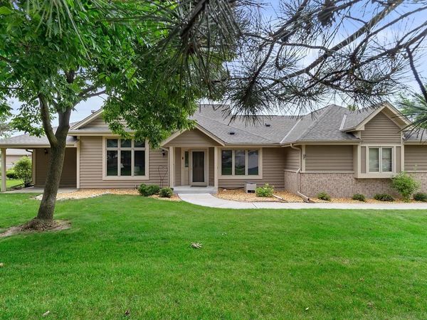 W240N2365 E Parkway Meadow CIRCLE, Unit A, Pewaukee, WI 53072