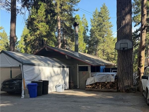 31861 Hollow Way, Running Springs, CA 92382