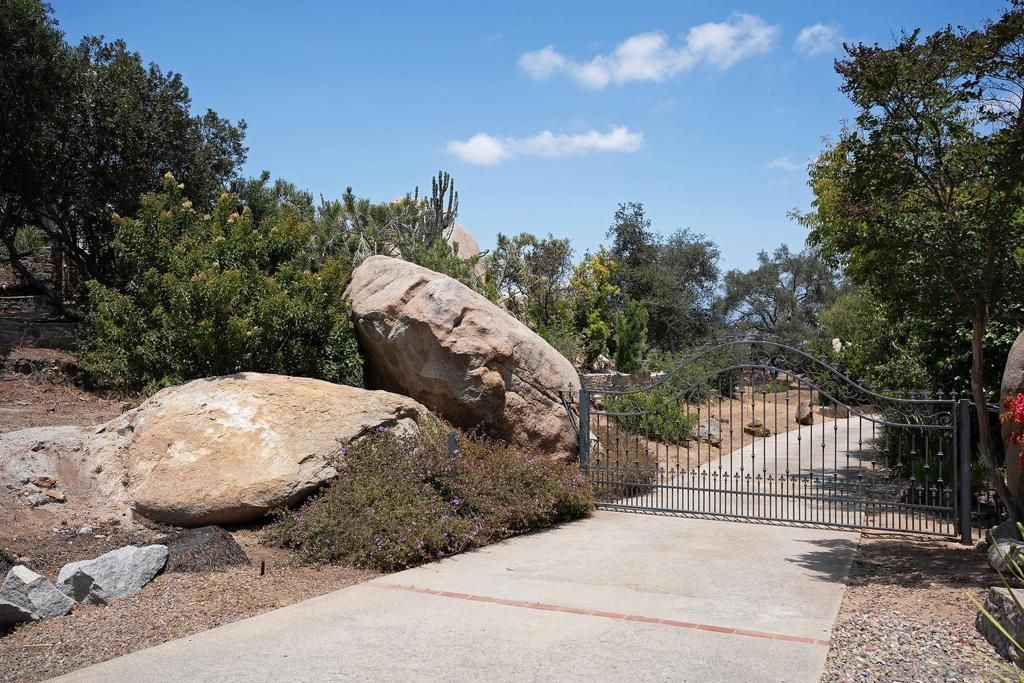 9522 Sage Hill Way, Escondido, CA 92026 Main Photo