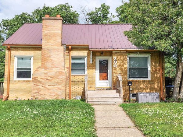 200 S Wayne Street, Manchester, IA 52057