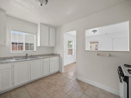 2398 Oakmont St, Sacramento, CA 95815 Photo