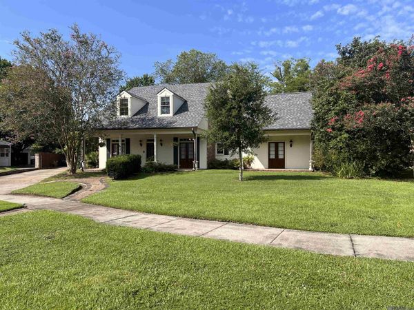 6832 S Woodgate Ct, Baton Rouge, LA 70808