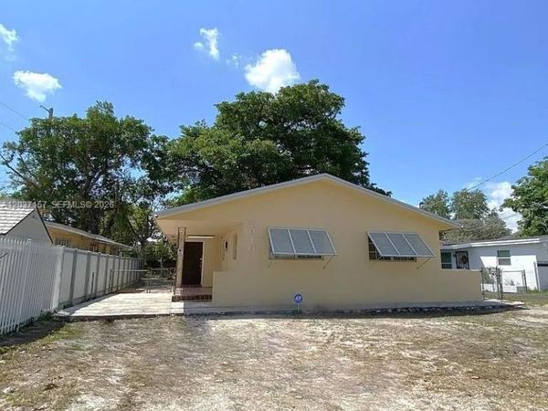 2010 NW 70th St , Miami, FL 33147
