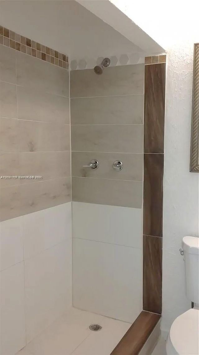 2010 NW 70th St, Miami, FL 33147 Photo