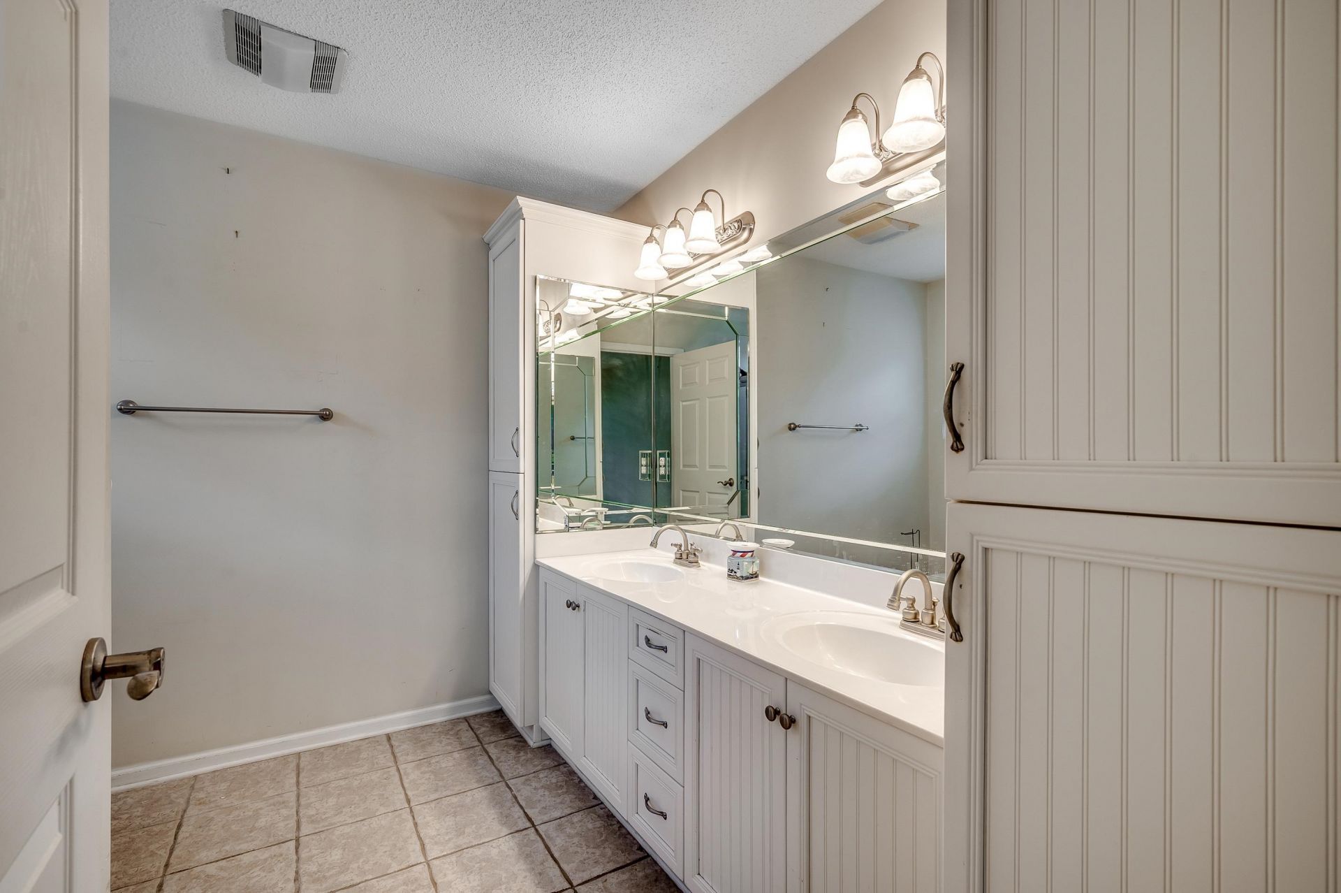 3512 Queens Harbour Blvd.  Photo 18