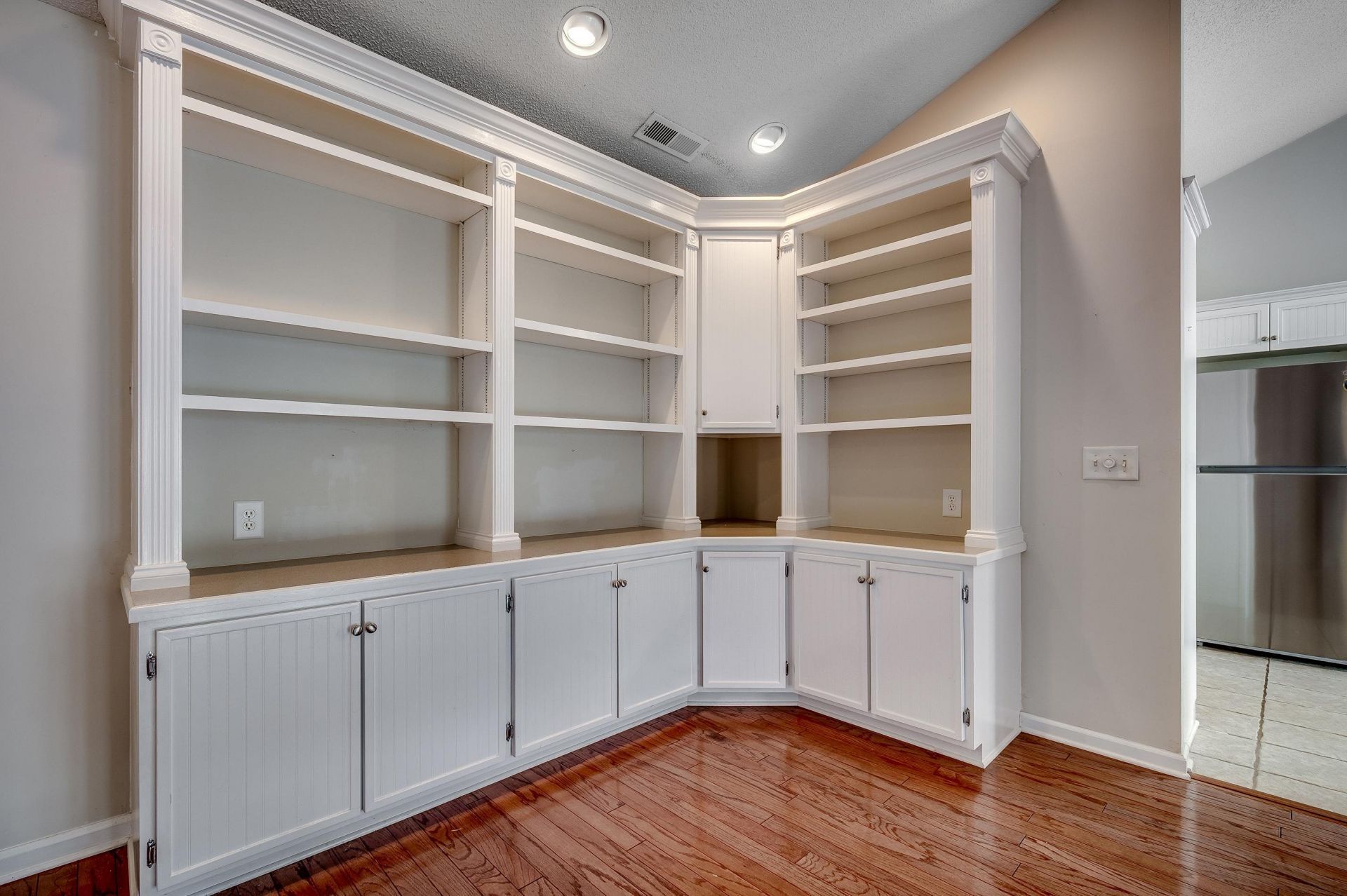 3512 Queens Harbour Blvd.  Photo 5