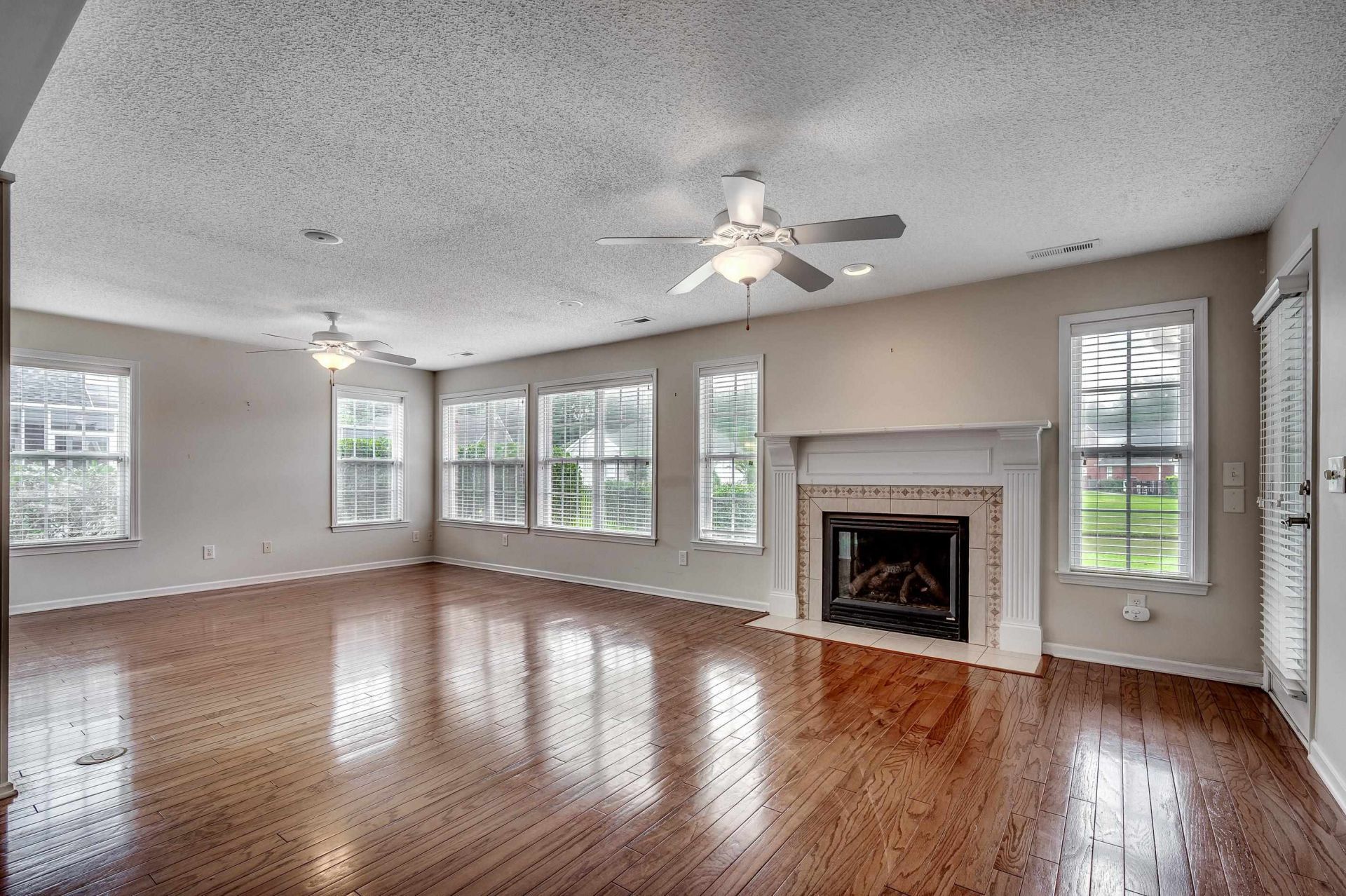 3512 Queens Harbour Blvd.  Photo 8