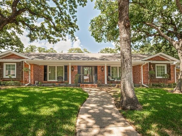 832 Wheelwood Drive, Hurst, TX 76053