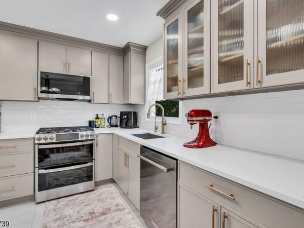 33 Oak Ave, Pequannock, NJ 07440