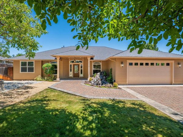 112 Orchard Lane, Shady Cove, OR 97539