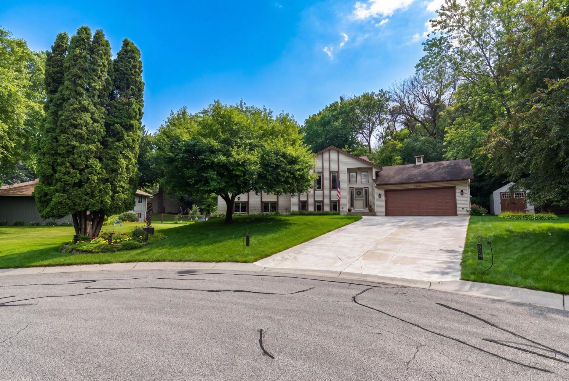 19135 Maple Leaf Drive , Eden Prairie, MN 55346
