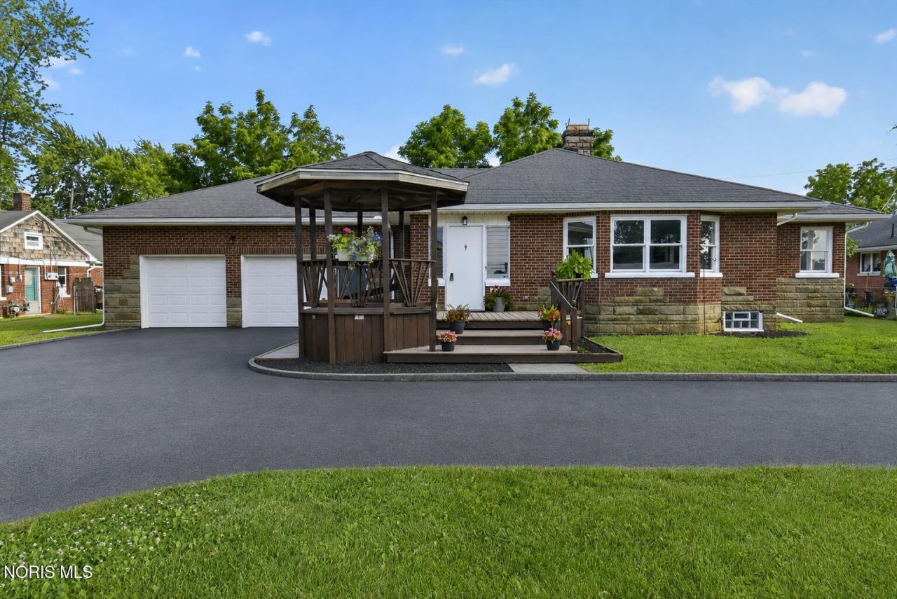2826 Olde Curtice Road , Northwood, OH 43619 Main Photo