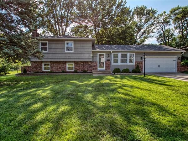 8938 Knox Lane, Overland Park, KS 66212