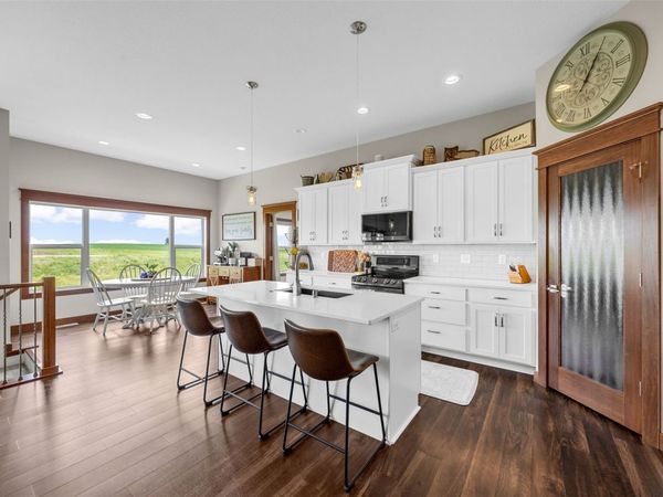 3176 Artesian Road , Marion, IA 52302