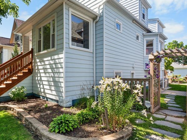 5818 W Byron Street , Chicago, IL 60634