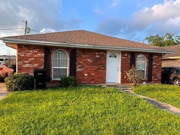 313 15 E MAGNOLIA Drive , Chalmette, LA 70043