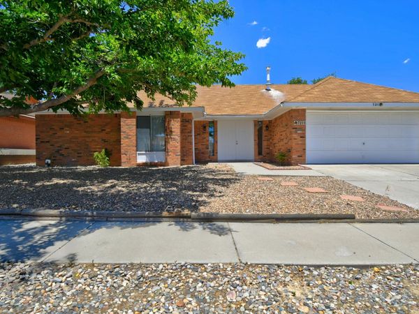 7211 Bangor Avenue NW, Albuquerque, NM 87120