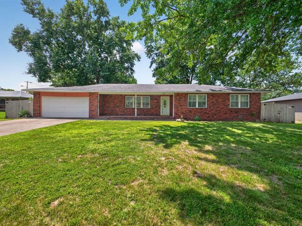 1404 E Lindon Street , Bolivar, MO 65613