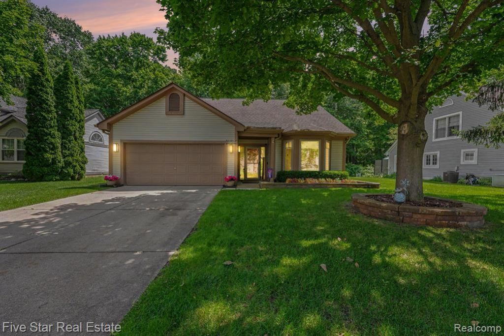 6838 Fox Lane, Waterford Township, MI 48327 Main Photo