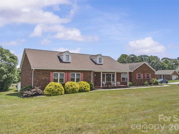 107 Twin Lakes Drive, Statesville, NC 28625