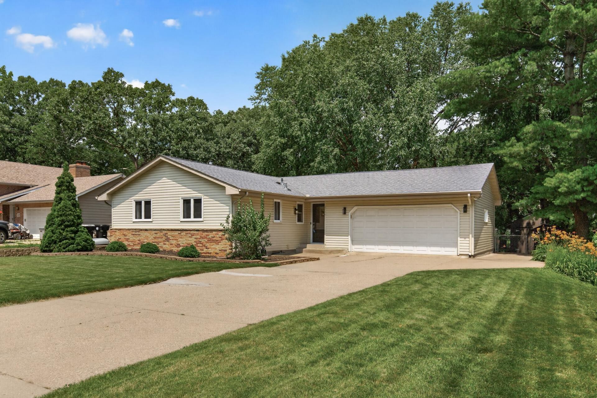 2649 Hillview Road , Mounds View, MN 55112