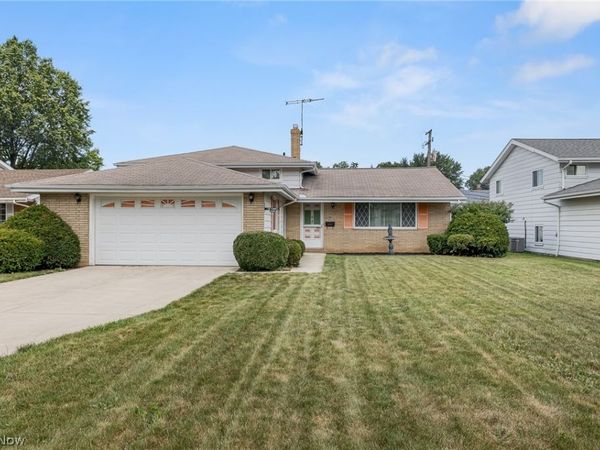 25060 Randall Drive , North Olmsted, OH 44070
