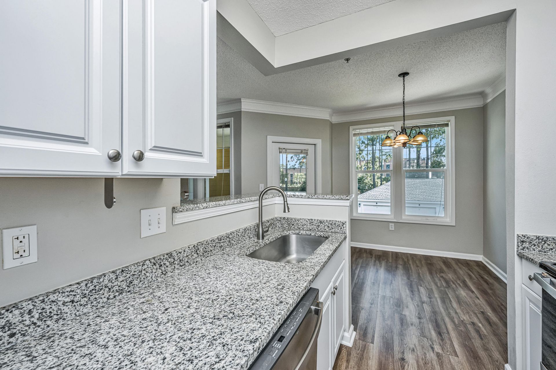 2128 Chatelain Way Photo 17
