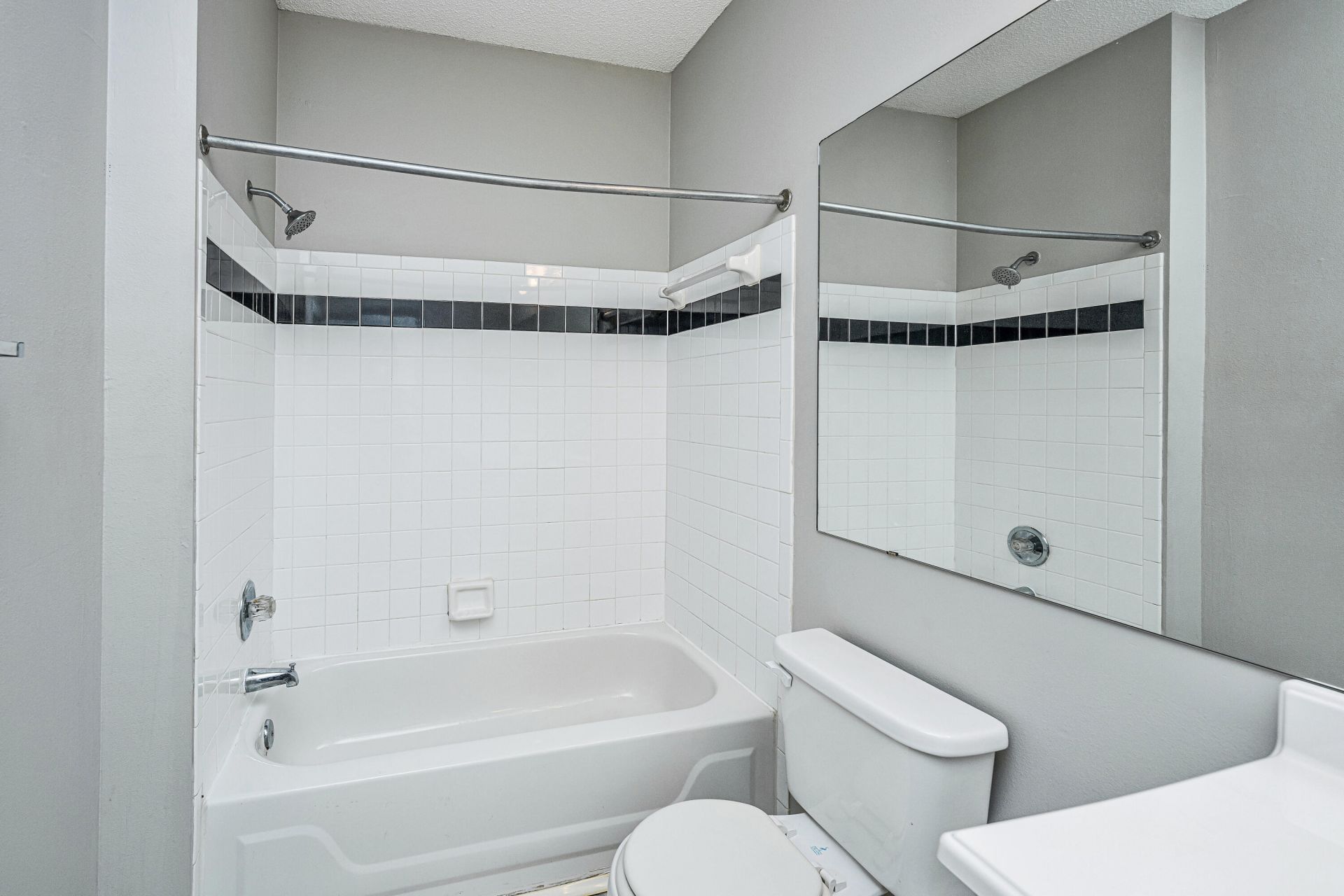 2128 Chatelain Way Photo 20