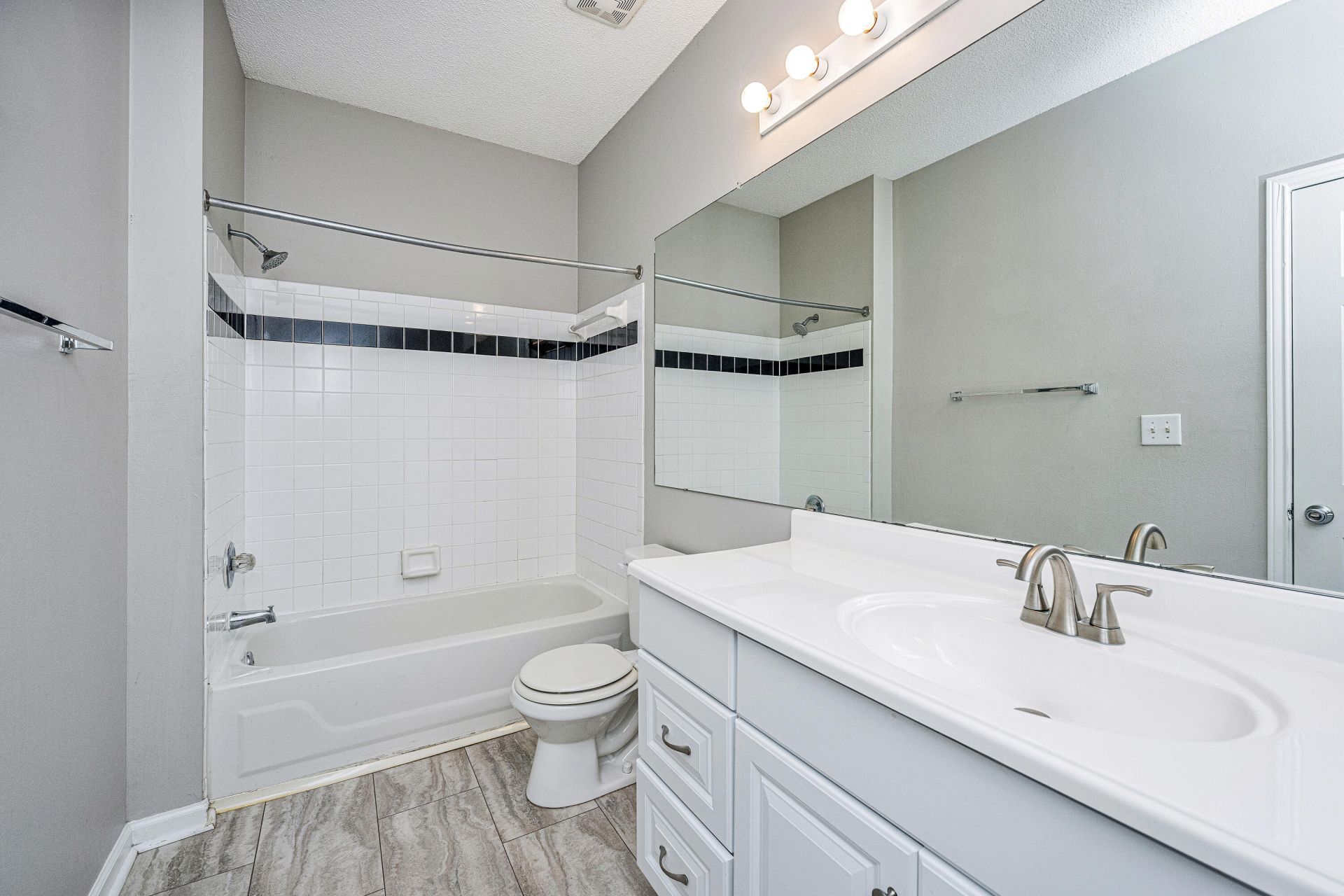 2128 Chatelain Way Photo 21