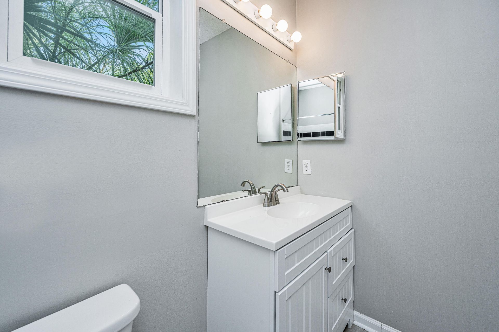 2128 Chatelain Way Photo 22