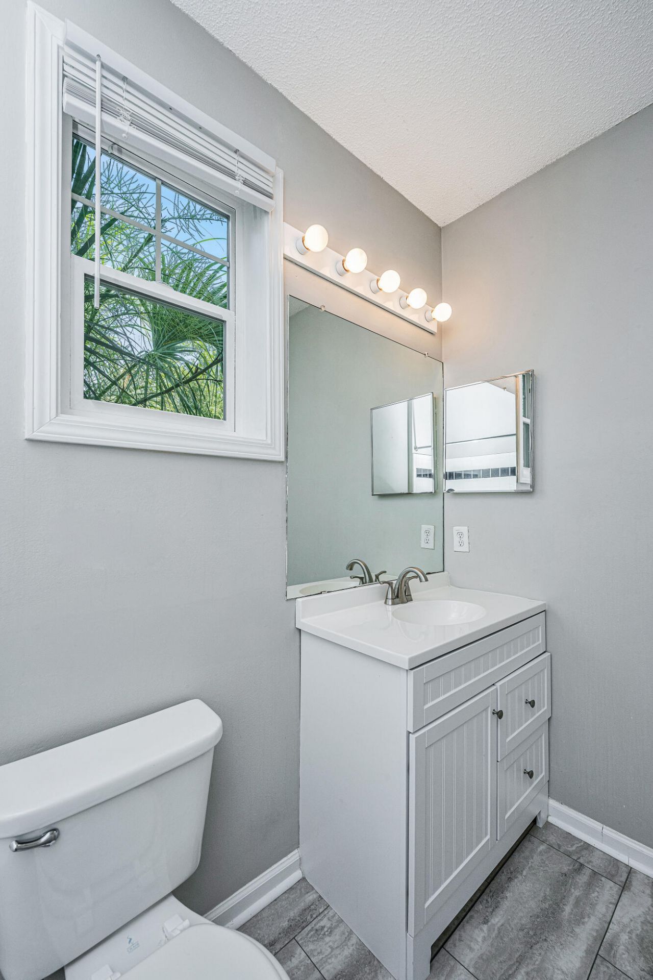 2128 Chatelain Way Photo 23