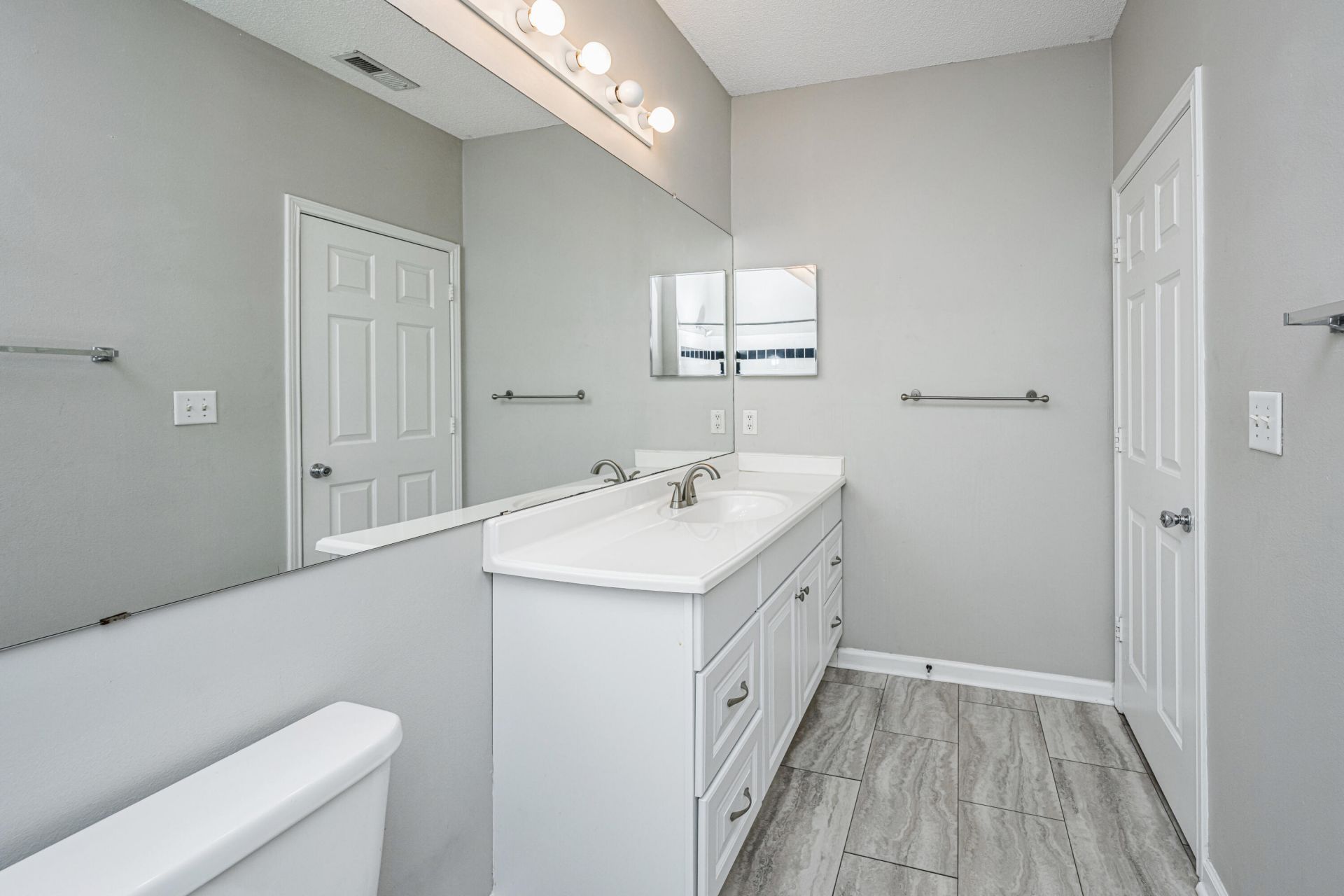 2128 Chatelain Way Photo 24