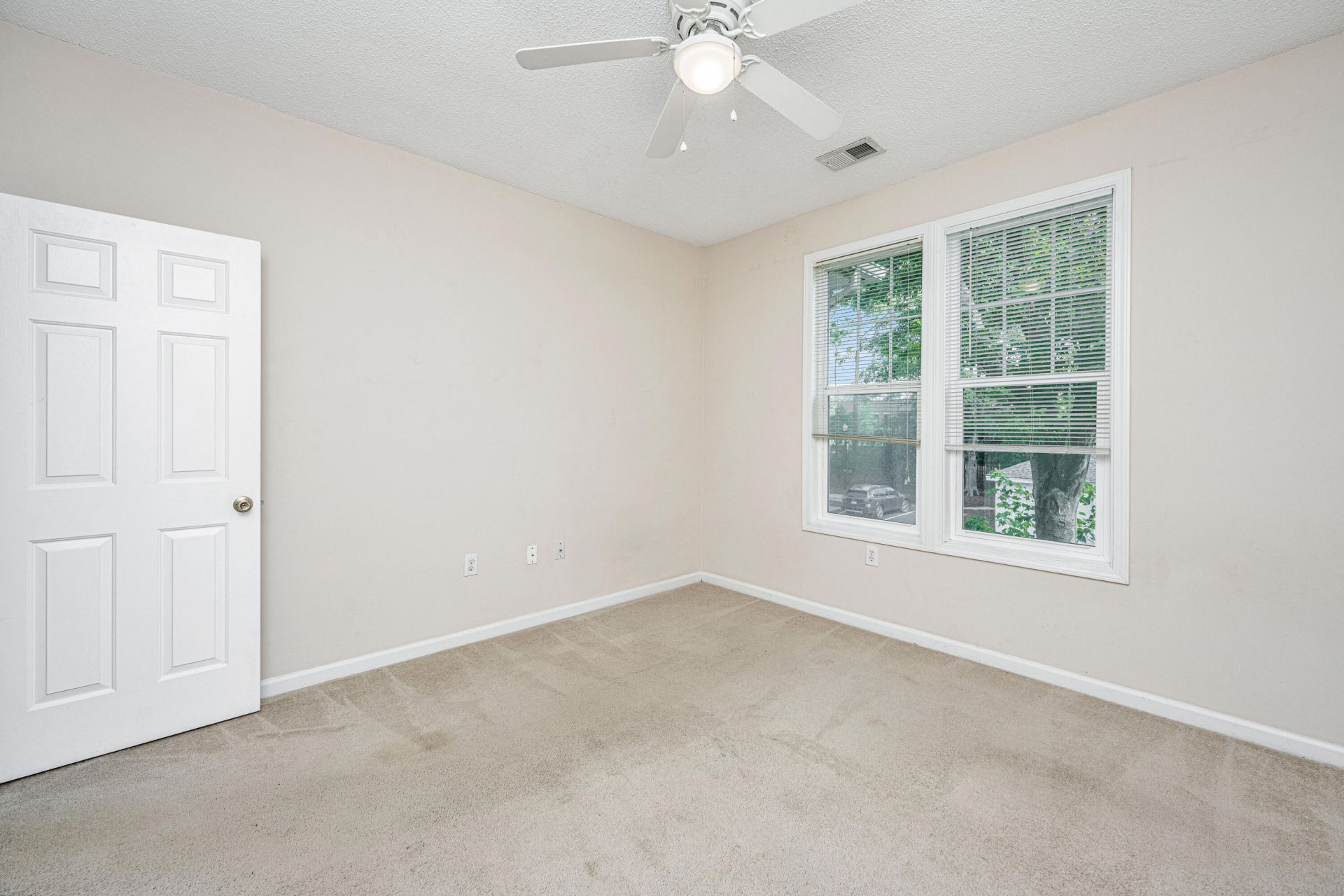 2128 Chatelain Way Photo 32