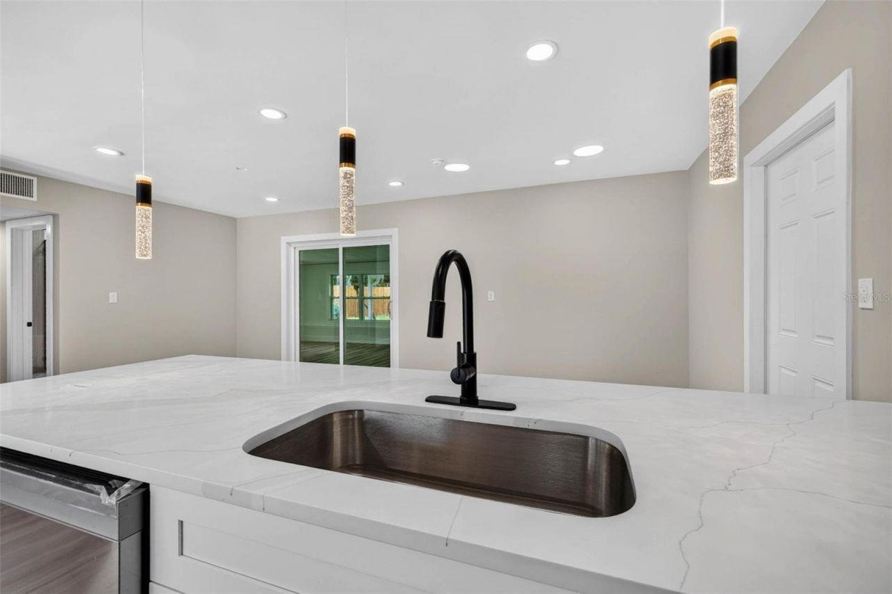 1524 Carson Circle Ne, Saint Petersburg, FL 33703 Photo