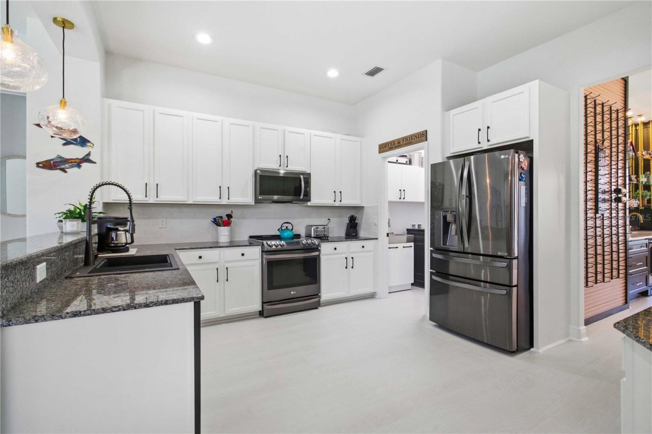 8051 36th Street Circle E, Sarasota, FL 34243 Photo