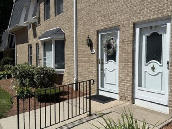 8 Mansion Woods Dr, Unit D, Agawam, MA 01001