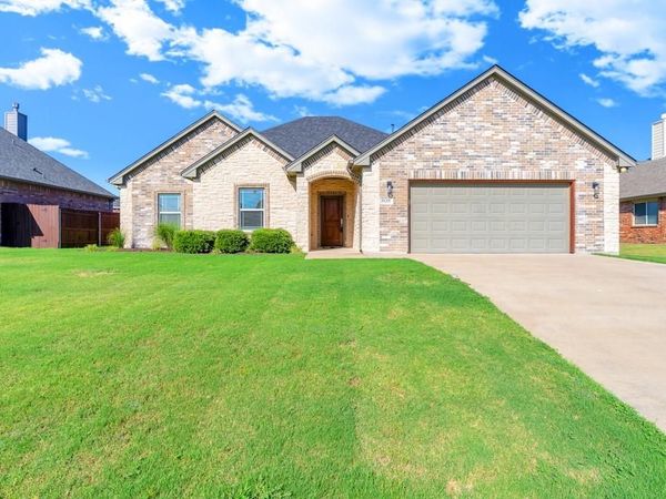 808 Chestnut Grove Drive, Cleburne, TX 76033