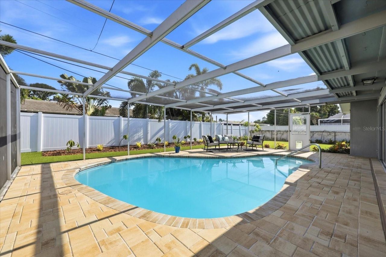 1354 62nd Avenue S, Saint Petersburg, FL 33705 Photo