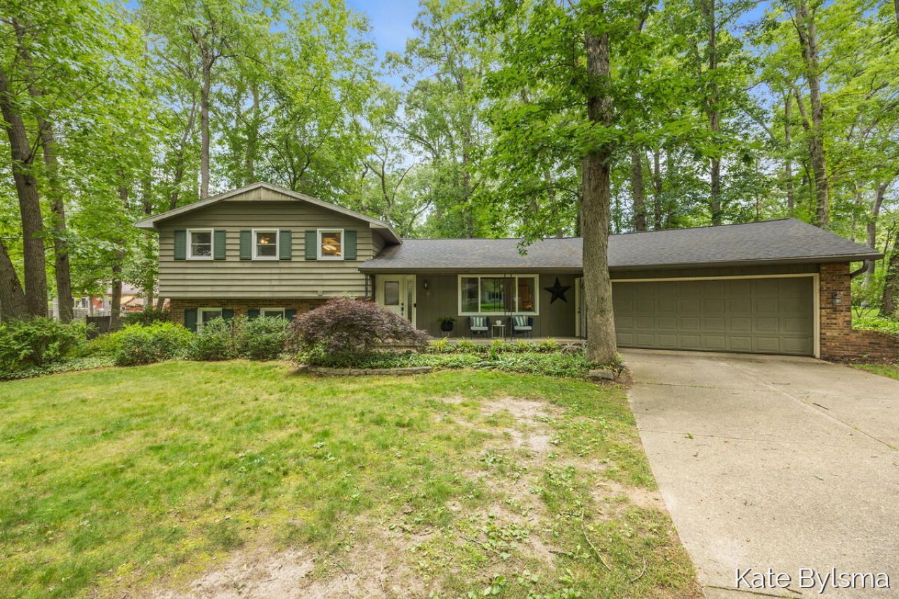 7569 Woodvale Street Se, Grand Rapids, MI 49546 Main Photo
