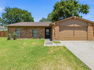 5821 Maiden Lane, Fort Worth, TX 76131