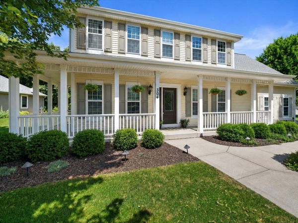304 Woodlands Ct, Hartland, WI 53029