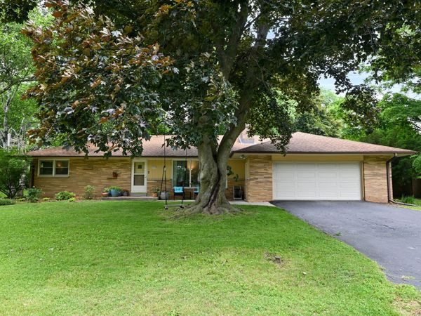 2400 W Apple Tree Rd, Glendale, WI 53209