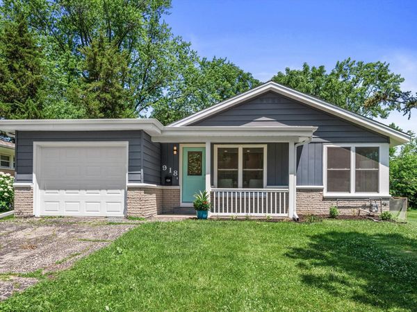 918 W Moreland Blvd, Waukesha, WI 53188