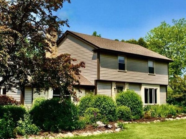 W184N8293 Tours Dr, Menomonee Falls, WI 53051
