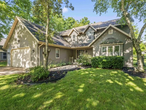 612 Sweetbriar Ln, Watertown, WI 53098